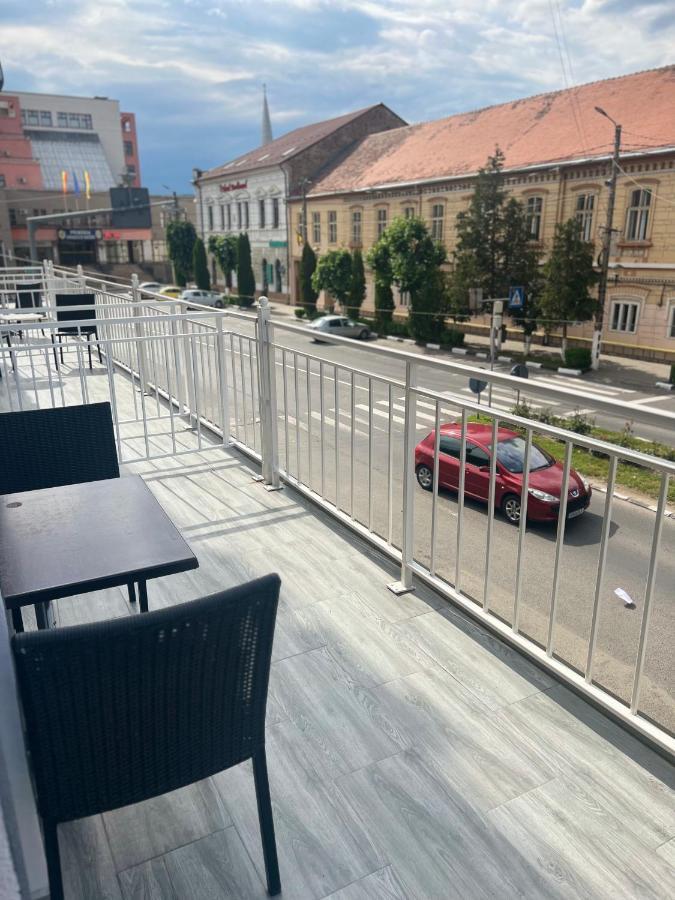 Artmotel & Bistro Хацег Экстерьер фото