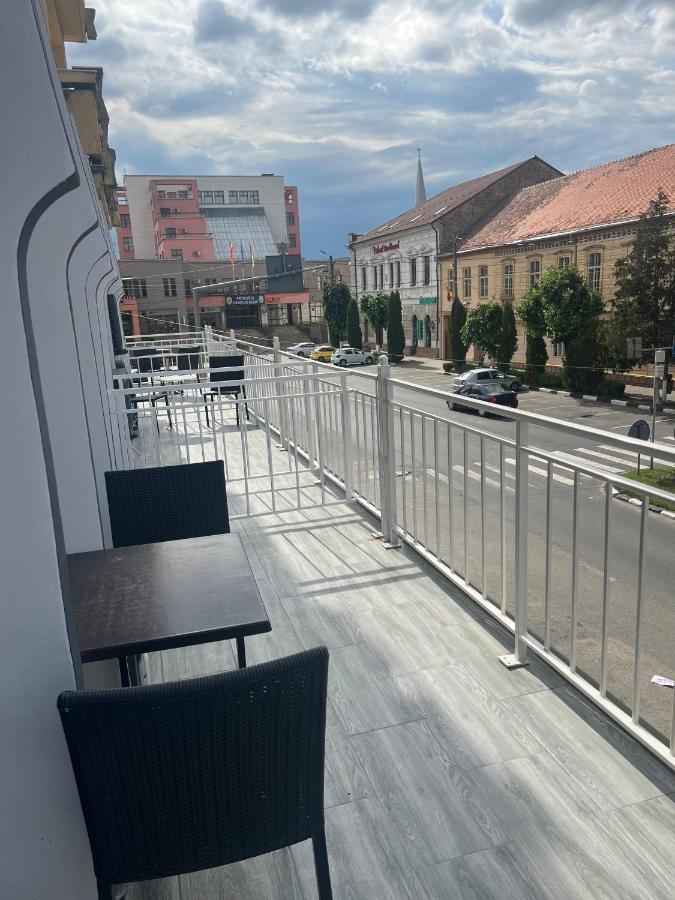 Artmotel & Bistro Хацег Экстерьер фото
