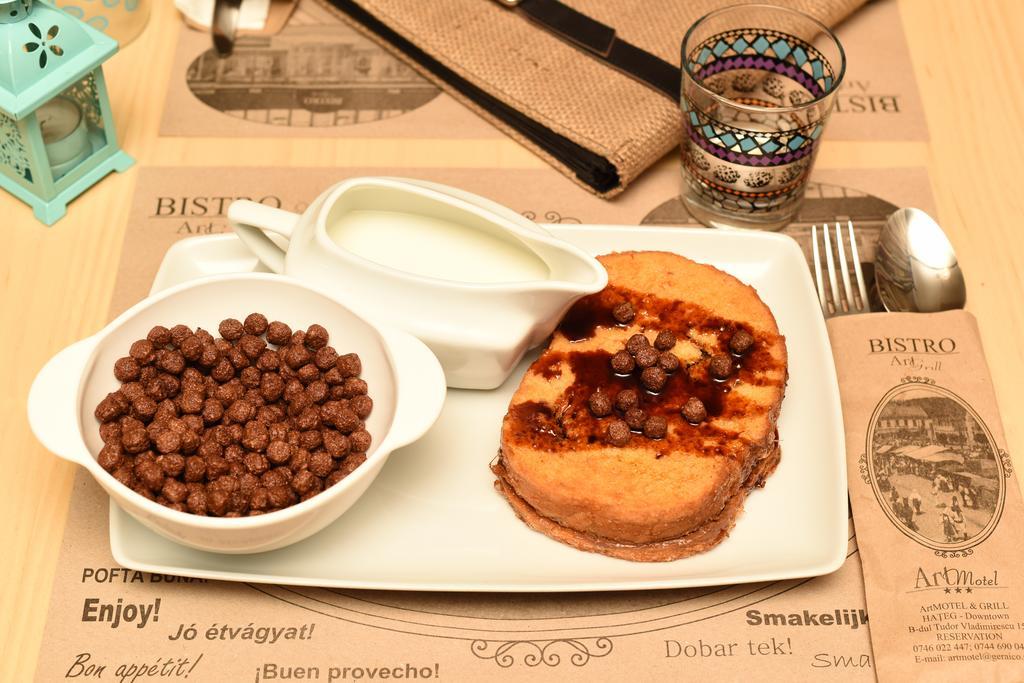Artmotel & Bistro Хацег Экстерьер фото