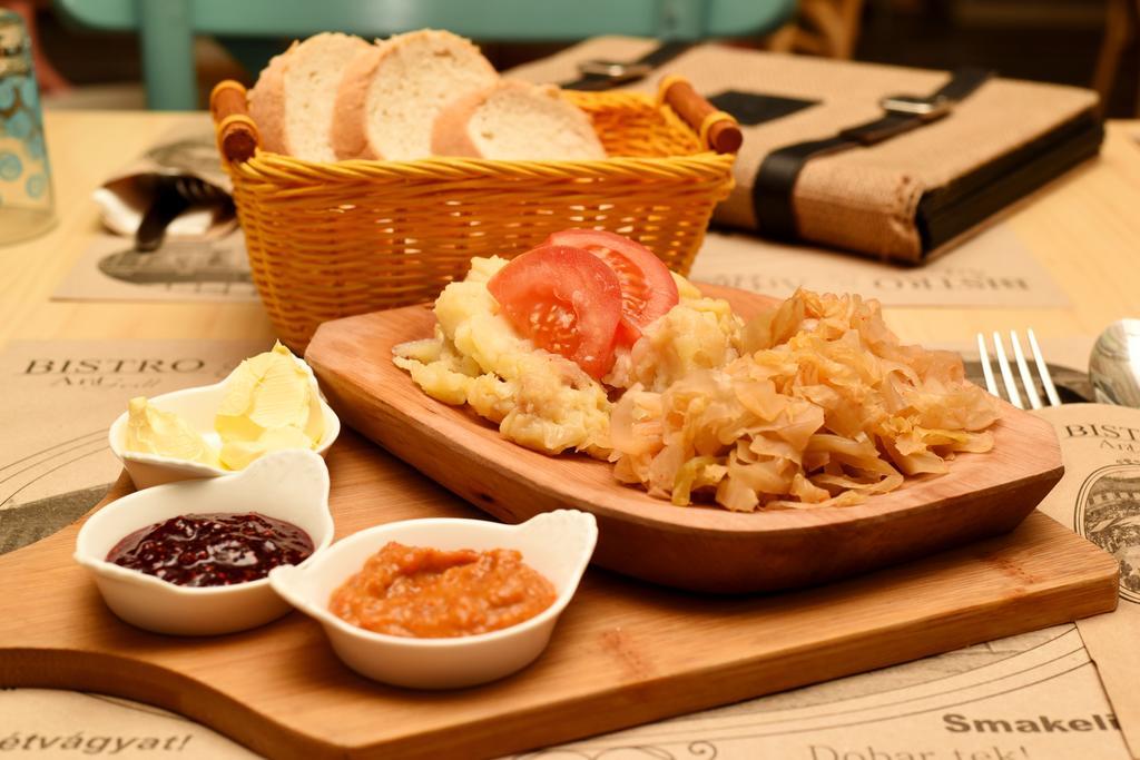 Artmotel & Bistro Хацег Экстерьер фото